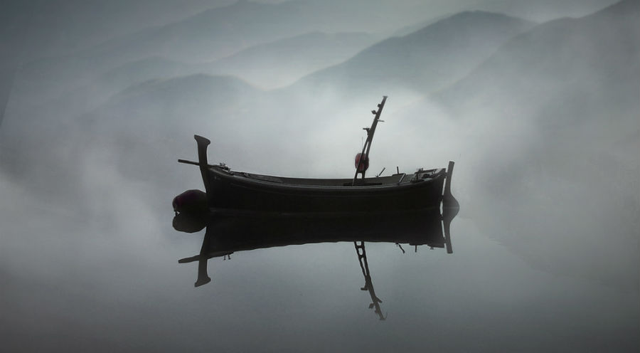 barque dans le brouillard